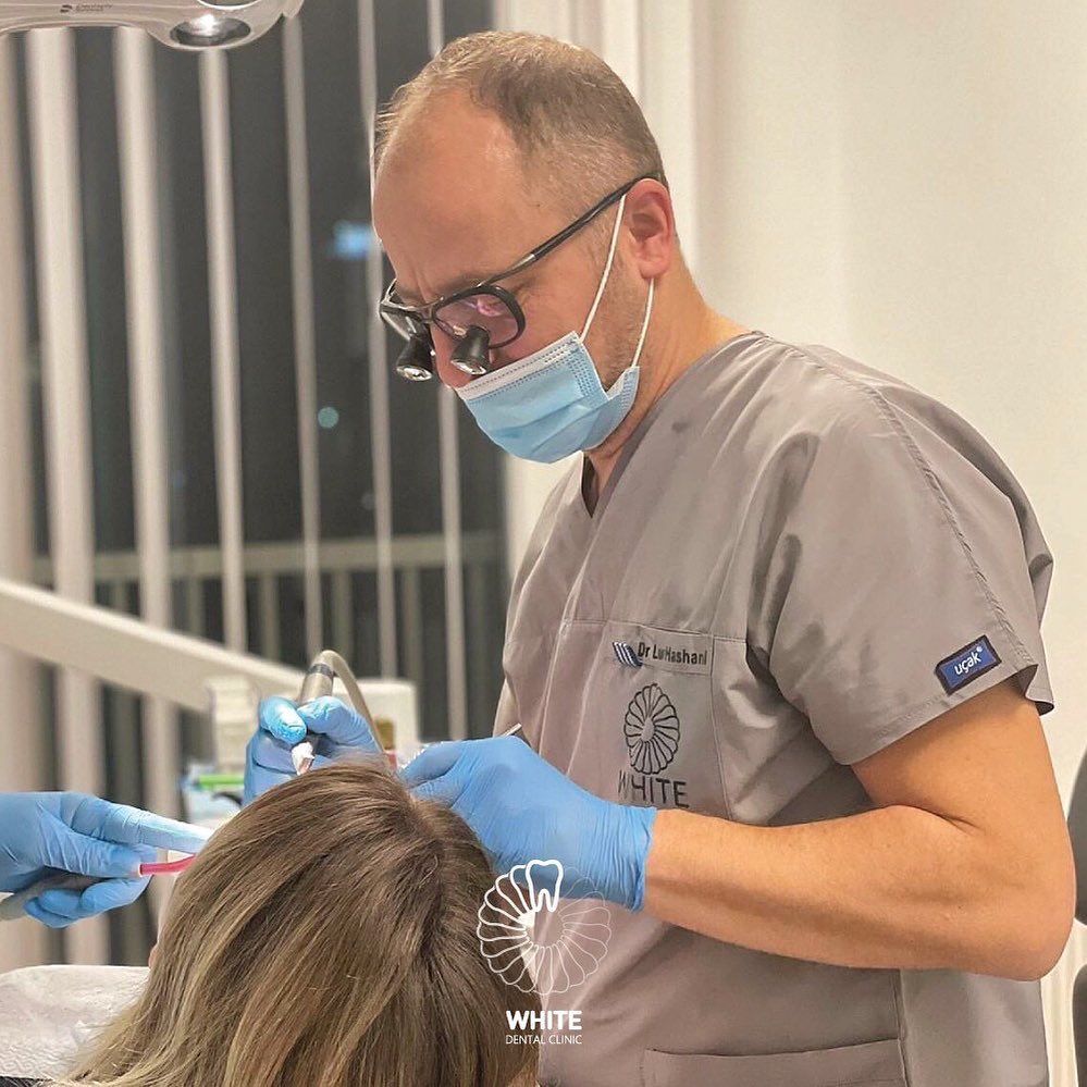 Dentisti duke e trajtuar nje pacient