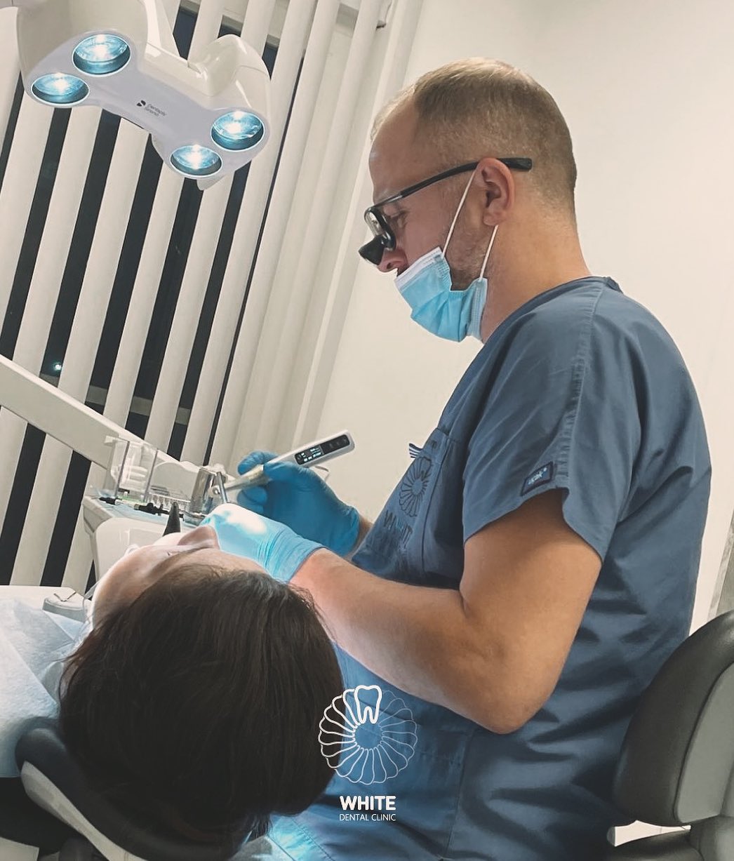 Dentisti duke punuar në nje paciente
